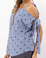 blusa-viscose-poas-ombros-vazados-e-laco-azul--bt52460225-02.jpg