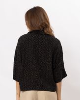 blusa-viscose-poas-brilho-ombro-gola-echarpe--preto--bt52280225-03.jpg
