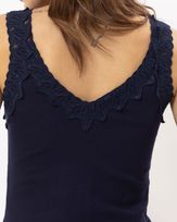blusa-malha-canelada-decote-com-renda-marinho-bm90060516-03.jpg