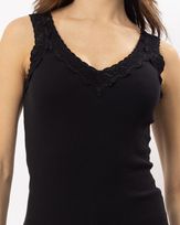 blusa-malha-canelada-decote-com-renda-preto-bm90060516-02.jpg