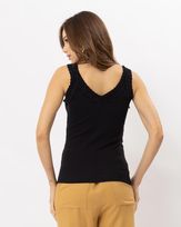 blusa-malha-canelada-decote-com-renda-preto-bm90060516-03.jpg