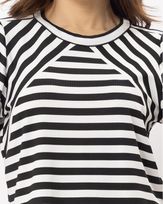 blusa-malha-canelada-listras-manga-curta-preto--bm53520425-02.jpg