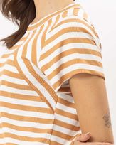 blusa-malha-canelada-listras-manga-curta-amarula-bm53520425_783-02.jpg