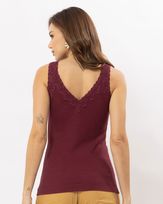 blusa-malha-canelada-decote-com-renda-vinho--bm90060516-03.jpg