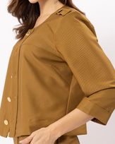 spencer-alfaiataria-stretch-com-frisos-e-botoes-personalizados-ocre-nt51900225-02.jpg