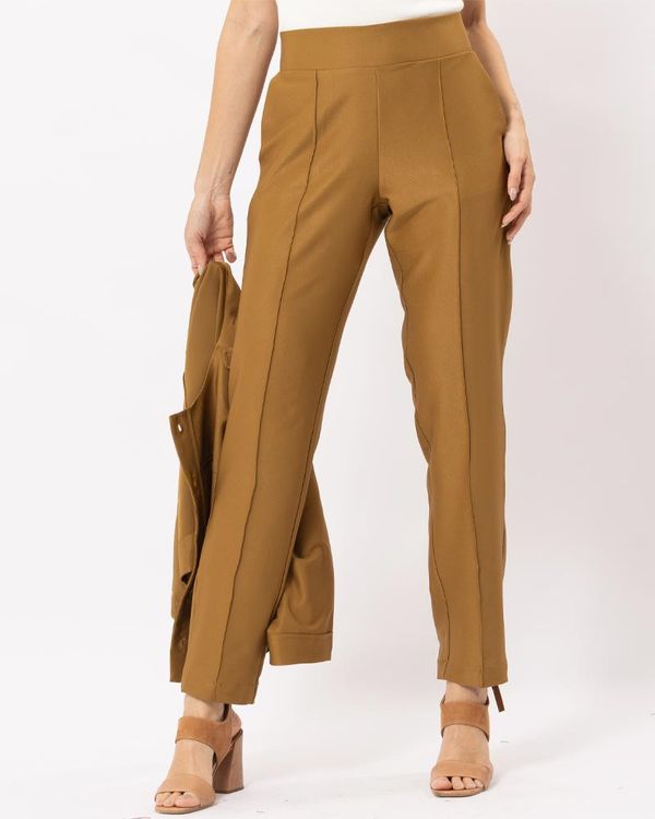 calca-reta-tecido-alfaiataria-stretch-com-friso-ocre-ct51880225-01.jpg