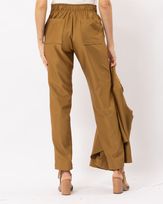 calca-reta-tecido-alfaiataria-stretch-com-friso-ocre-ct51880225-03.jpg
