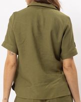 blusa-alfaiataria-twill-manga-martingale-botao-verde-cactus-bt52520225-03.jpg