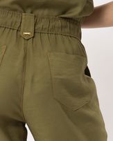 calca-alfaiataria-twill-barra-martingale-e-botao-verde-cactus-ct52500225-03.jpg
