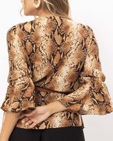 blusa-crepe-cobra-estampa-piton-babado-e-trancado-chocolate-bt52400225-03.jpg
