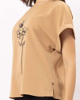 blusa-tecido-estampa-buque-de-flores-com-pedrarias-caramelo--bt53300325-02.jpg