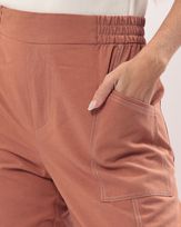calca-comfy-tecido-cos-elastico-e-botoes-resinados-terracota-ct50321124-02.jpg