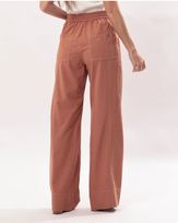calca-comfy-tecido-cos-elastico-e-botoes-resinados-terracota-ct50321124-03.jpg