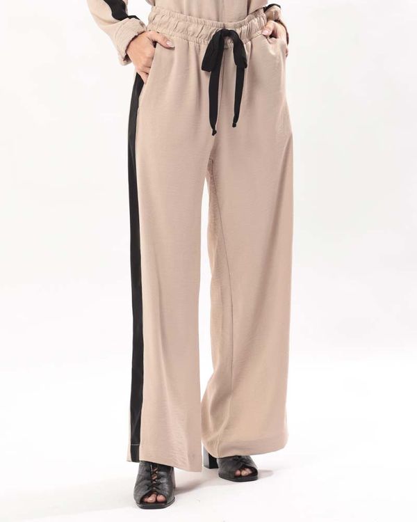 calca-reta-comfy-tecido-faixa-lateral-areia--ct52740325-01