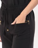 calca-reta-alfaiataria-comfy-bolso-com-ziperes-preto--ct53560425-02