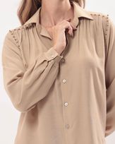 camisa-viscose-ombro-franzidos-perolas-bosdadas-amarula-it53440425-02