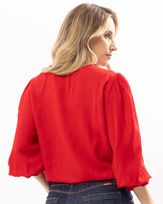 blusa-cropped-viscose-textura-botoes-personalizados-vermelho--bt53280325-03