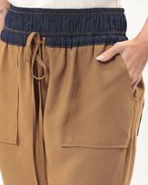 calca-reta-alfaiataria-twill-cos-jaens-com-regulagem-caramelo--ct54660525-02
