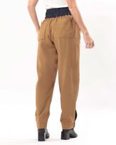 calca-reta-alfaiataria-twill-cos-jaens-com-regulagem-caramelo--ct54660525-03