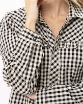 camisa-tricoline-xadrez-com-babado-e-mangas-franzidas-preto--it54300525-02
