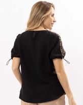 blusa-viscose-de-linho-com-listras-animal-print-e-regulagem-preto--bt54480525-03