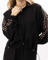 camisa-viscose-de-linho-com-listras-animal-print-e-regulagem-preto--it54460525-02