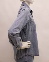 camisa-jeans-com-bolsos-e-pespontos-contrastantes-azul--ij54120525-02