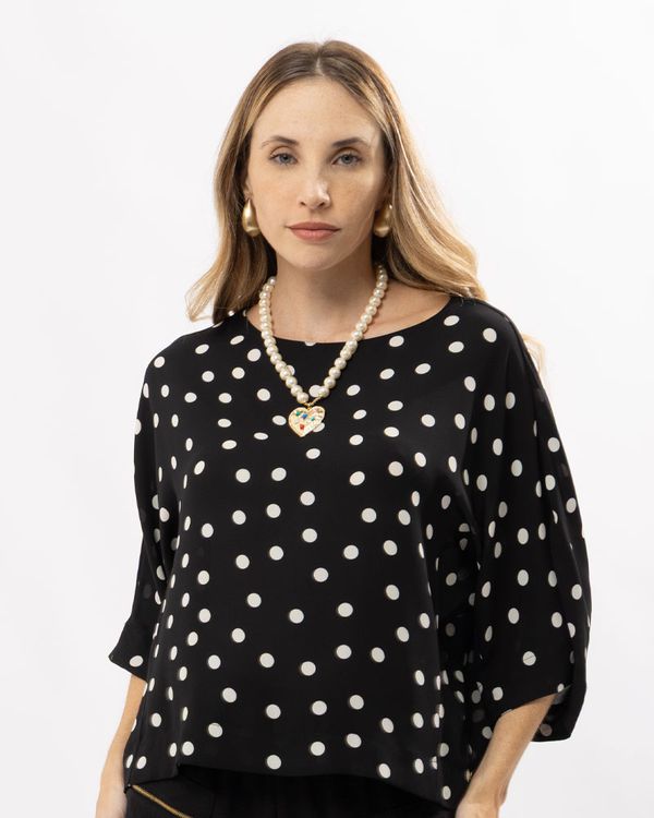 blusa-crepe-estampado-decote-canoa-preto--bt54340525-01