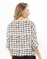 blusa-crepe-estampado-decote-canoa-off-white-bt54340525-03