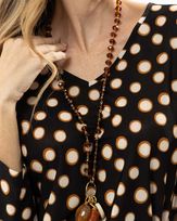 blusa-bolha-malha-jersey-estampada-decote-v-ocre-bm51520125-02