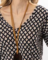 blusa-malha-estampada-manga-deslocada-ocre-bm44900824-02