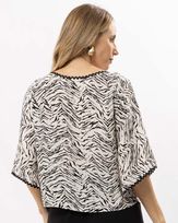 blusa-crepe-estampa-zebrada-com-sianinha-preto--bt53740425-03