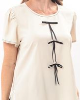 blusa-tecido-com-pespontos-contrastantes-e-lacos-natural-bt53500425-02
