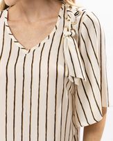 blusa-crepe-listras-decote-ilhoses-off-white-bt54020425-02