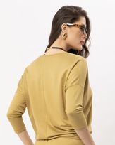 blusa-bolha-malha-gloss-manga-deslocada-ocre-bm41240624-03