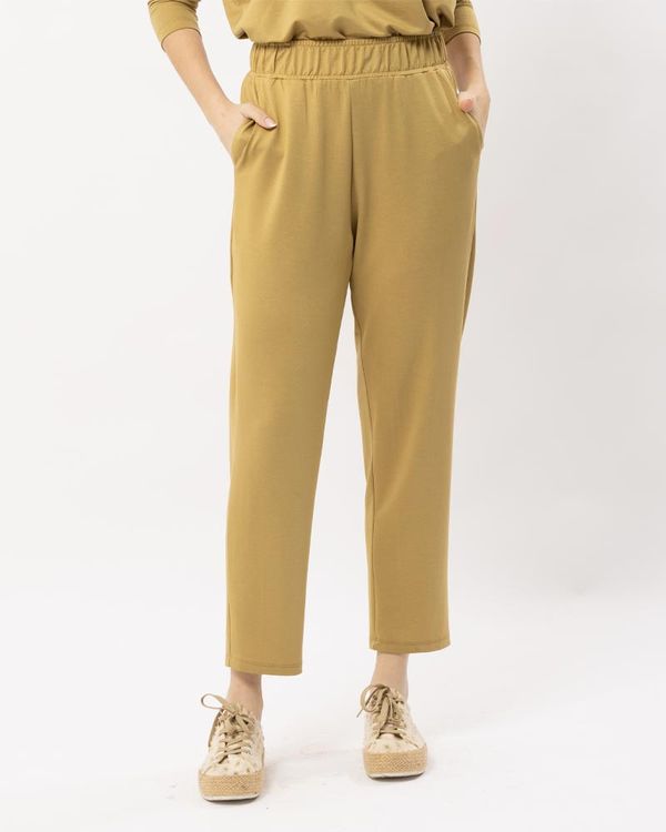 calca-comfy-reta-malha-gloss-ocre-cm41260624-01