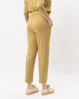 calca-comfy-reta-malha-gloss-ocre-cm41260624-03