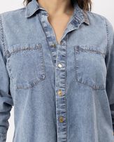 camisa-jeans-com-bolsos-e-pespontos-contrastantes-azul--ij54120525-02