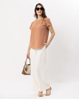 blusa-viscose-textura-pregas-e-botoes-flor-bijoux-nude--bt54220525-02