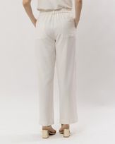 calca-reta-alfaiataria-textura-linho-botao-madreperola-natural-ct53960425-03