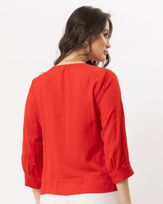 blusa-viscose--textura-com-amarracao-e-basque-vermelho--bt60620625-03
