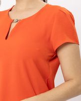 blusa-tecido-decote-fivela-flor-metal-coral--bt54800525-02