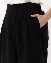 calca-saia-pantacourt-alfaiataria-twill-com-pregas-preto--ct60140625-02