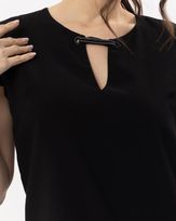 blusa-alfaiataria-twill-decote-ilhoses-pespontos-contrastantes-preto--bt54580525-02