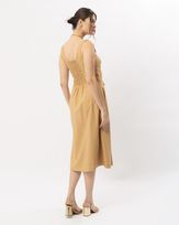vestido-midi-evase-alfaiataria-twill-com-pregas-amarula-vt60180625-03