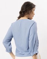 blusa-viscose-textura-pregas-decote-e-mangas-azul--bt60600625-03
