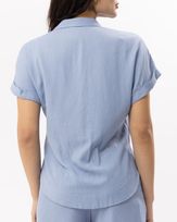 camisa-viscose-textura-com-bolsos-e-botoes-tartaruga-azul-ceu-it61000725-2