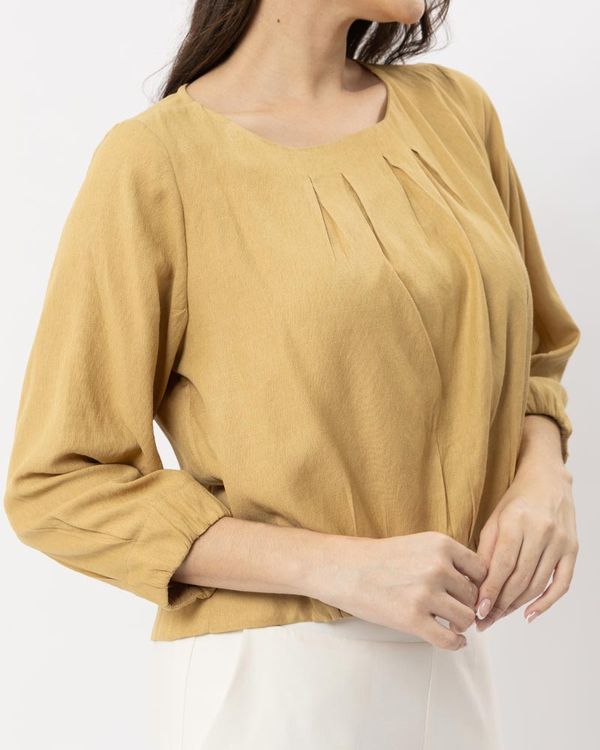 blusa-viscose-textura-pregas-decote-e-mangas-amarula-bt60600625-01
