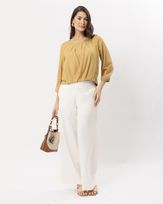 blusa-viscose-textura-pregas-decote-e-mangas-amarula-bt60600625-02
