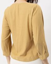 blusa-viscose-textura-pregas-decote-e-mangas-amarula-bt60600625-03